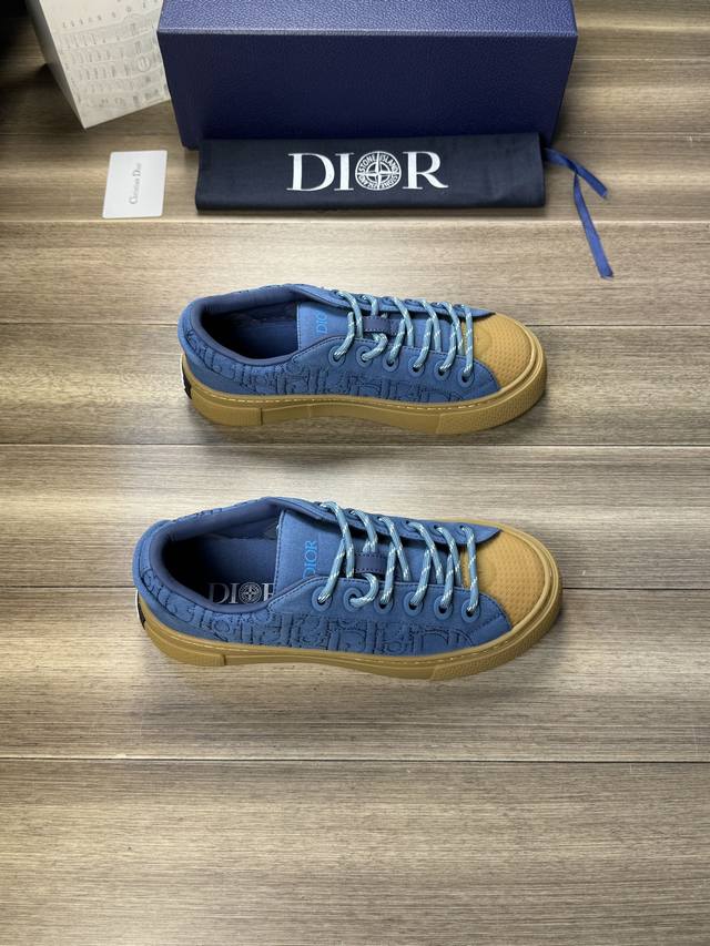 Dior 迪奥 -高端品质 原单 -鞋面：品牌帆布、鞋身刺绣品牌图腾、金属logo鸡眼 -内里：水染牛皮，垫脚; 品牌帆布 -原版：超轻tpr 橡胶；成型大底